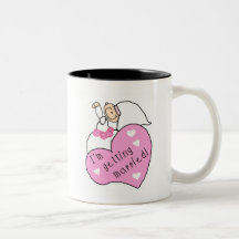 Future jeune mariée avec des T-shirts et des cadea Tasse À Café