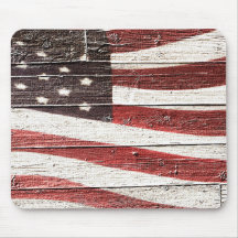 Gemalte amerikanische Flagge auf rustikaler hölzer Mauspad