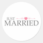 Gerade verheiratet (rosa Herz-Rolle) Runder Sticker
