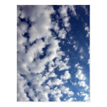 Geschwollene Wolken auf blauem Himmel Postkarten