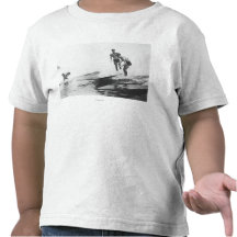 Groupe de surfers surfer à Honolulu, Hawaï T-shirts