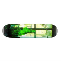 Grüne Flaschen auf Windowsill Skate Board