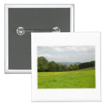 Grüne Wiese. Landschaftslandschaft. Gewohnheit Anstecknadel
