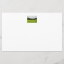 Grüne Wiese. Landschaftslandschaft. Gewohnheit Individuelle Flyer