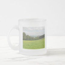 Grüne Wiese. Landschaftslandschaft. Gewohnheit Kaffee Tassen