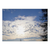 Grusskarte helle Wolken neben Baum, blanko