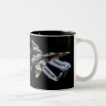 Handgemenge ist eingeschaltet im Schwarzen Kaffee Tassen