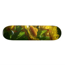 Herbe jaune de plusieurs fleurs skateboards customisés