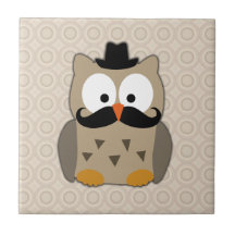 Hibou avec la moustache et le chapeau carreau