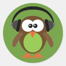 Hibou de bande dessinée avec des écouteurs autocollants ronds
