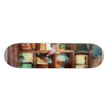 Hinter dem Zähler am Gemischtwarenladen Bedruckte Skateboarddecks