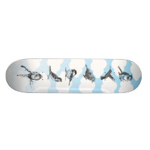 Holzschnittvögel in den Wolken Skateboard Deck
