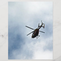 Hubschrauberfliegen in Richtung zum blauen Himmel Bedruckte Flyer