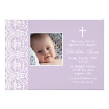 Invitation pourpre et blanche élégante de baptême 