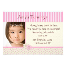 Invitation rose d'anniversaire de photo de rayure