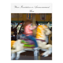 Invitations avec l'enfant sur un carrousel