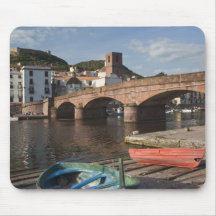 Italien, Sardinien, Bosa. Stadtansicht entlang Tem Mousepads