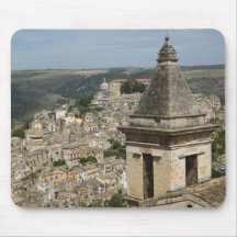 ITALIEN, Sizilien, RAGUSA IBLA: Stadtansicht und - Mauspad