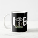 Je crois l'alien s'asseyant mug