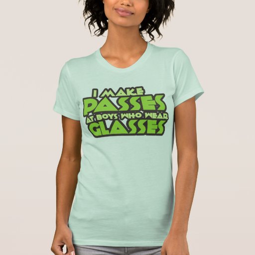 Je fais des passages aux garçons qui portent des l t-shirt