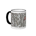Kardinal auf Snowy-Hartriegel-Becher
