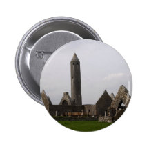 Kilmacduagh runder Turm im Burren Irland Anstecknadelbutton