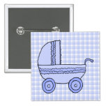 Kinderwagen. Hellblau auf Karo-Muster Anstecknadelbutton