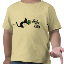 Kitty partageant un jouet t-shirt