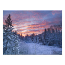 Klarer Sonnenuntergang malt den Himmel über winter