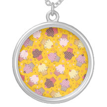 Kleine Kuchen auf Gold Schmuck