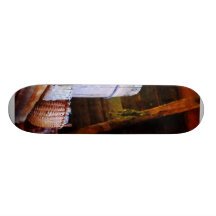 Körbe und Fässer im Dachboden Skateboardbrett