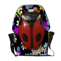 Ladybird géant sur le désordre fleuri de Rickshaw  Besaces