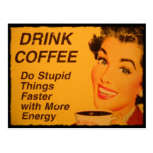 Le café de boissons font des choses stupides plus  carte postale
