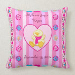 Le canard du bébé dans le coussin de coeur avec le