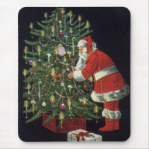 Le père noël allumant des bougies sur l'arbre de N Tapis De Souris