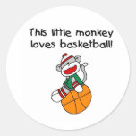 Le singe de chaussette aime le basket-ball autocollant