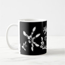 Le zombi remet la tasse de café
