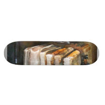 Lehrer - alte Schulbücher und Schiefer Skateboard Brett