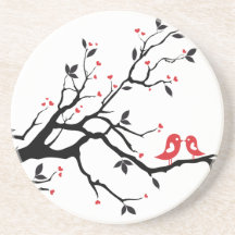 Les baisers de l'oiseau sur la branche d'arbre ave dessous de verres