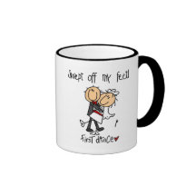 Les nouveaux mariés dansent d'abord des T-shirts e Mugs