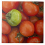 Les tomates rouges et vertes avec a à vendre signe carreaux en céramique