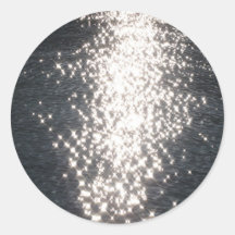 Lichtsternchen auf dunklem Wasser Runder Sticker