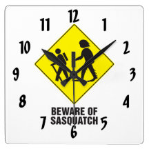 lustig passen Sie von sasquatch Grafik auf Wanduhr