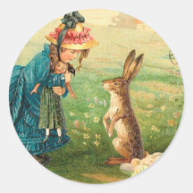 Mädchen mit Puppe und Kaninchen Runder Aufkleber