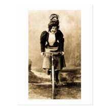 Madge Lessing sur le cru 1902 de vélo Carte Postale
