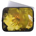 Makro gelbe Clary-Salbei-Blume laptop sleeves