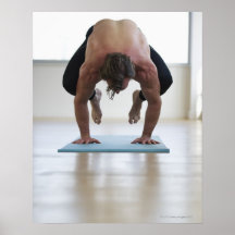 Mann, der Training auf Yogamatte tut Posterdruck