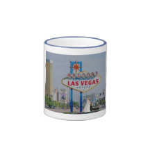 Marié de déplacement de jeune mariée dans la tasse