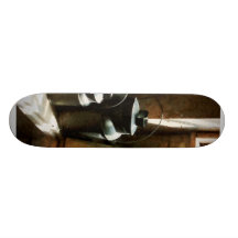 Metallkrüge durch Fenster Personalisiertes Deck