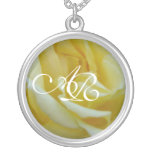 Monogramm auf Rosen-Halskette
